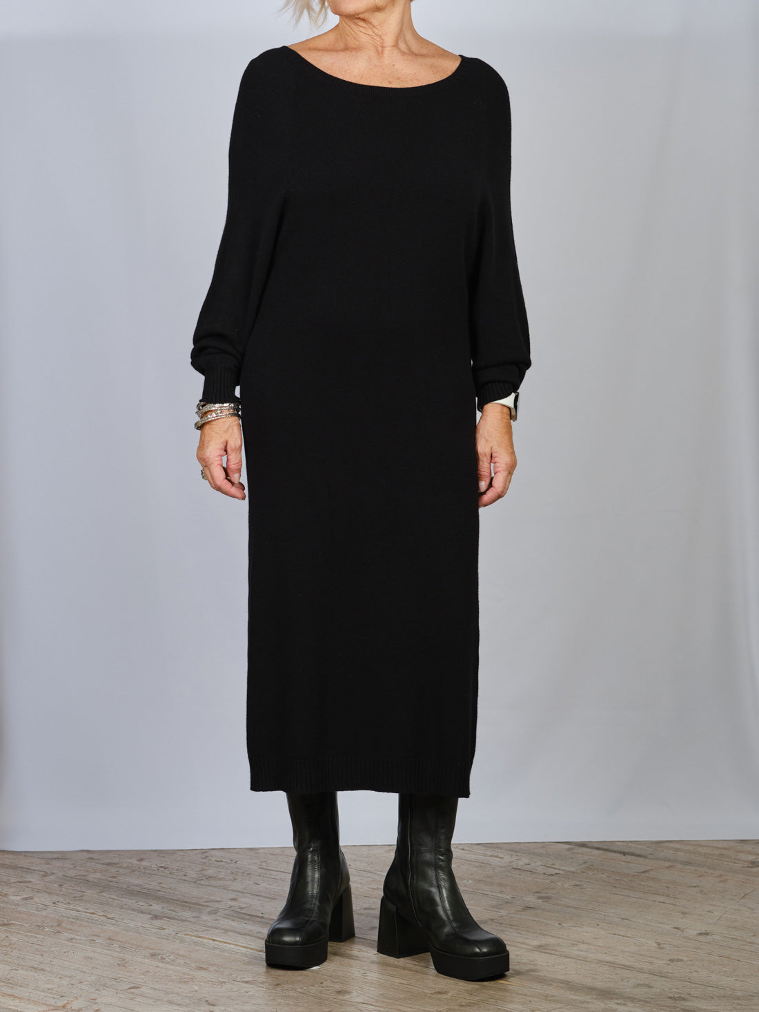 ABITO IN MAGLIA NERO VICOLO